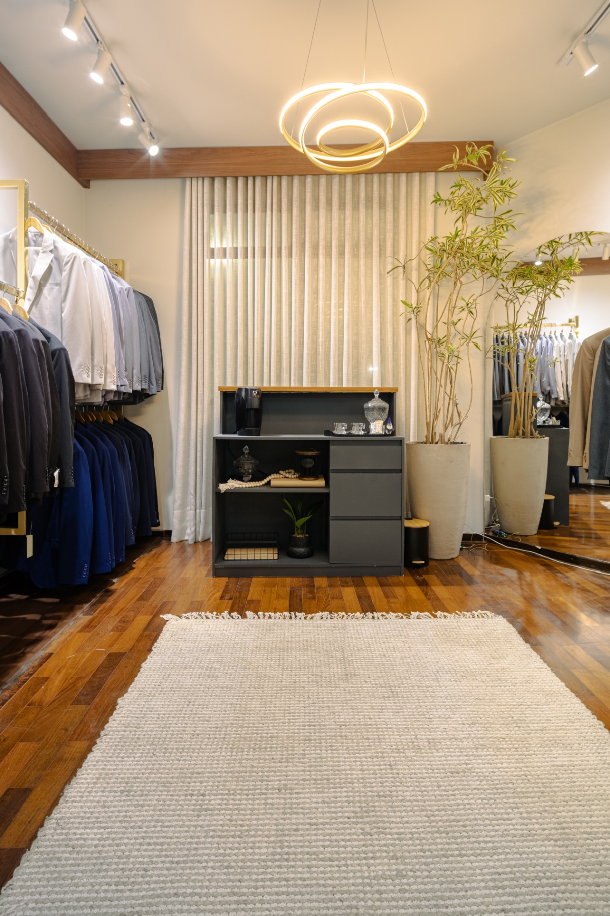 Interior da loja UOMO Moda Masculina em Lavras