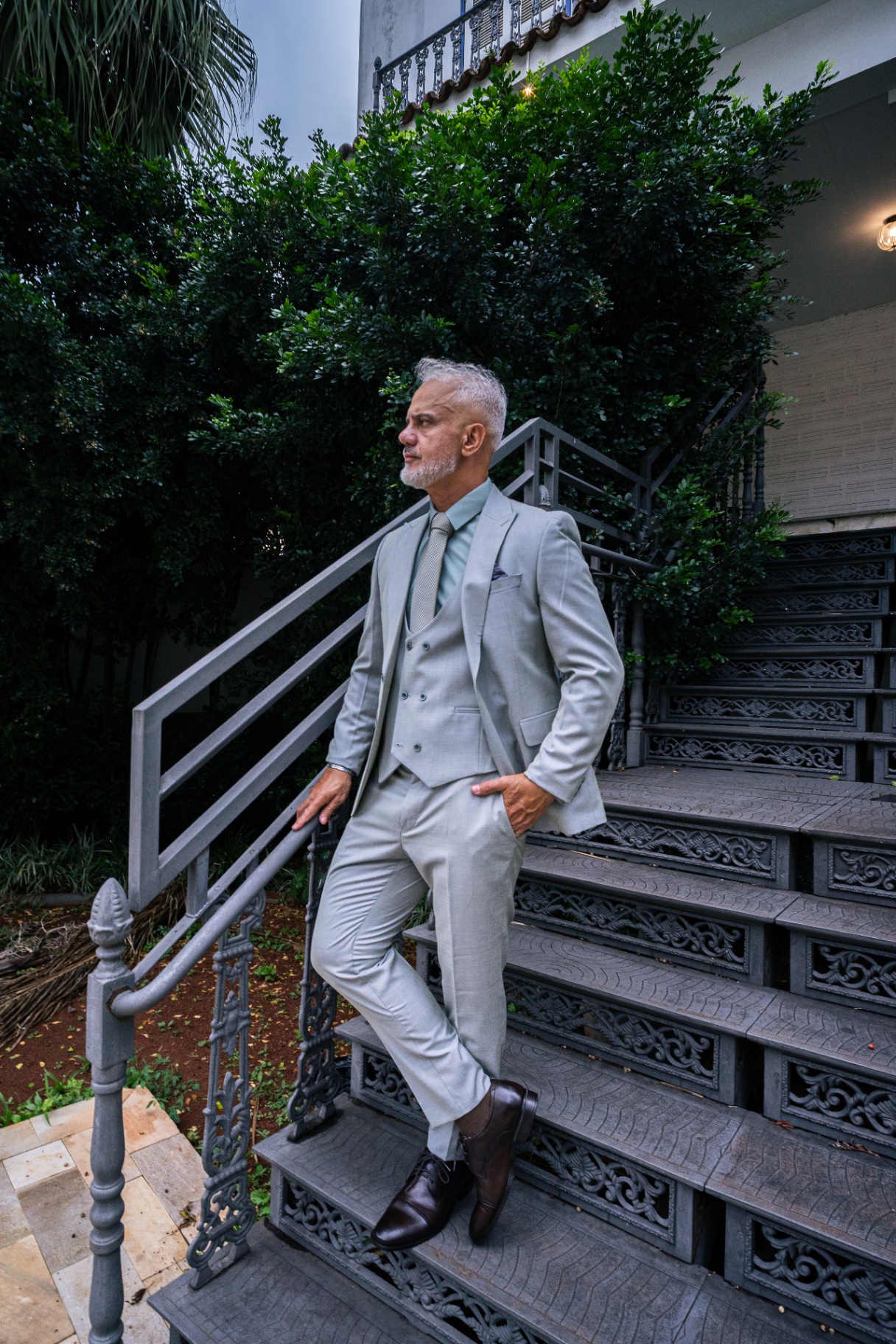 Terno masculino claro com caimento elegante